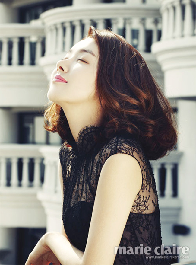 Với gương mặt thanh thoát, nụ cười tươi, Soo Yi Hyun được coi là bản sao của 'người đẹp khóc' Choi Ji Woo. Cô được biết đến với khá nhiều vai diễn trong Heartstring, Gia đình đá quý... và mới đây nhất là bộ phim Chungdamdong Alice.